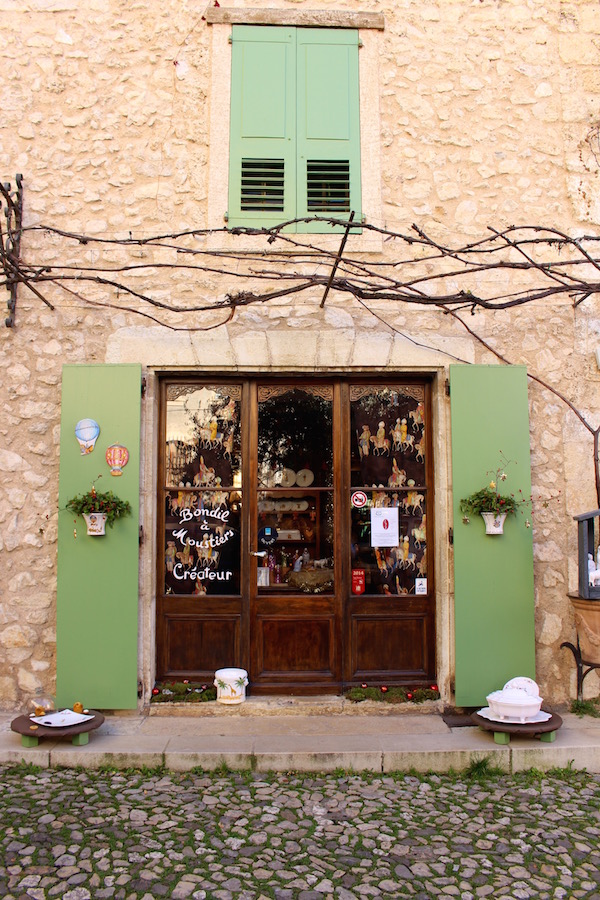 Moustiers Sainte-Marie and the Lac de Sainte Croix are two must stop stops in Provence, France!