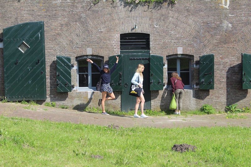 Looking for an unusual day trip from Amsterdam? Why not Naarden! Naarden is a 17th century fortified town about 30 miles east of Amsterdam. 