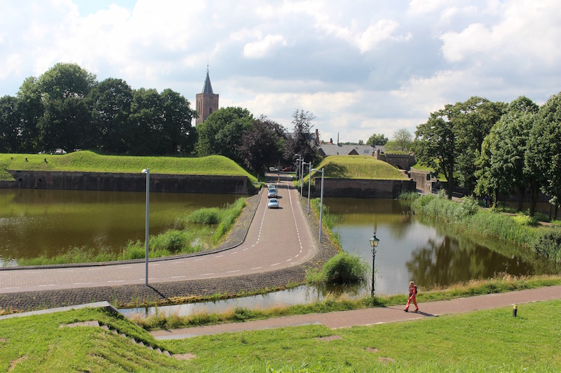 Looking for an unusual day trip from Amsterdam? Why not Naarden! Naarden is a 17th century fortified town about 30 miles east of Amsterdam. 