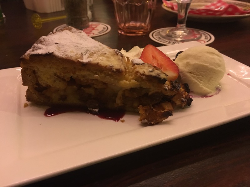 Quirky and traditional Dutch food in Amsterdam at Moeders #Dutch #stamppot #applepie
