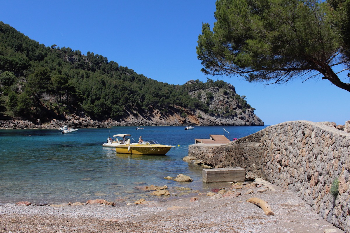 A yellow boat at Cala Tuent in Mallorca