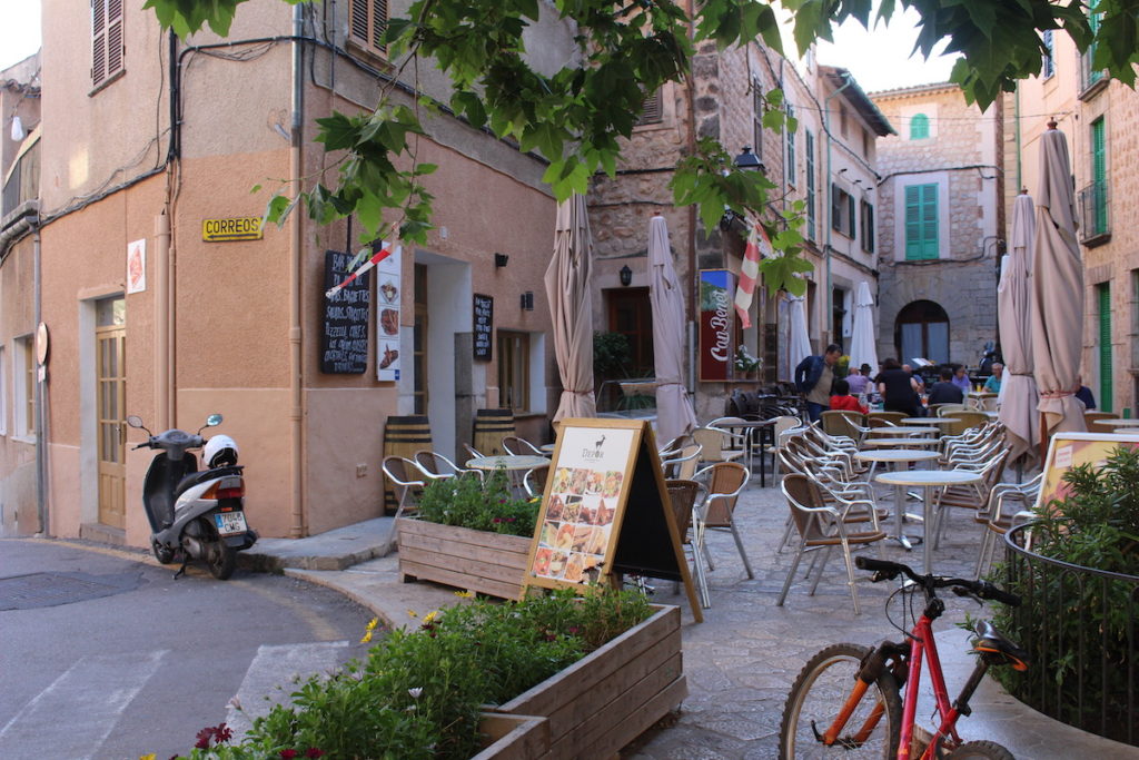 The main square in Forntatulx, Mallorca