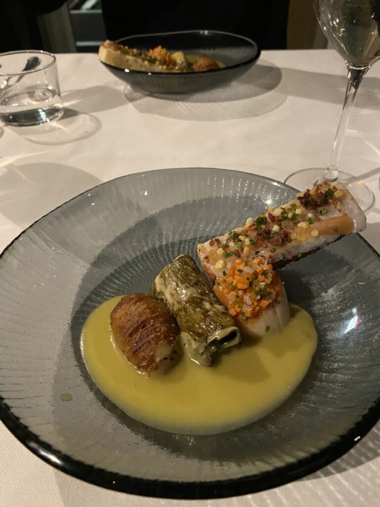 A spin on pea soup, or in Dutch, snert. The snert was served with a fancy scallop, garlicky bread, grilled lettuce and potatoes and paired with a drier white wine.