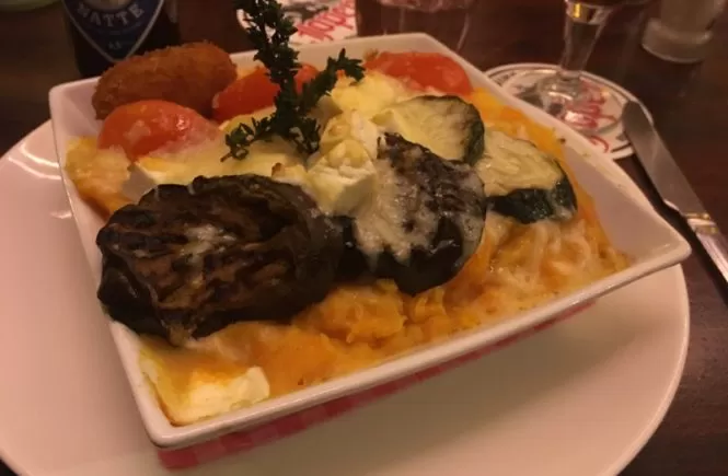 Quirky and traditional Dutch food in Amsterdam at Moeders #Dutch #stamppot #applepie